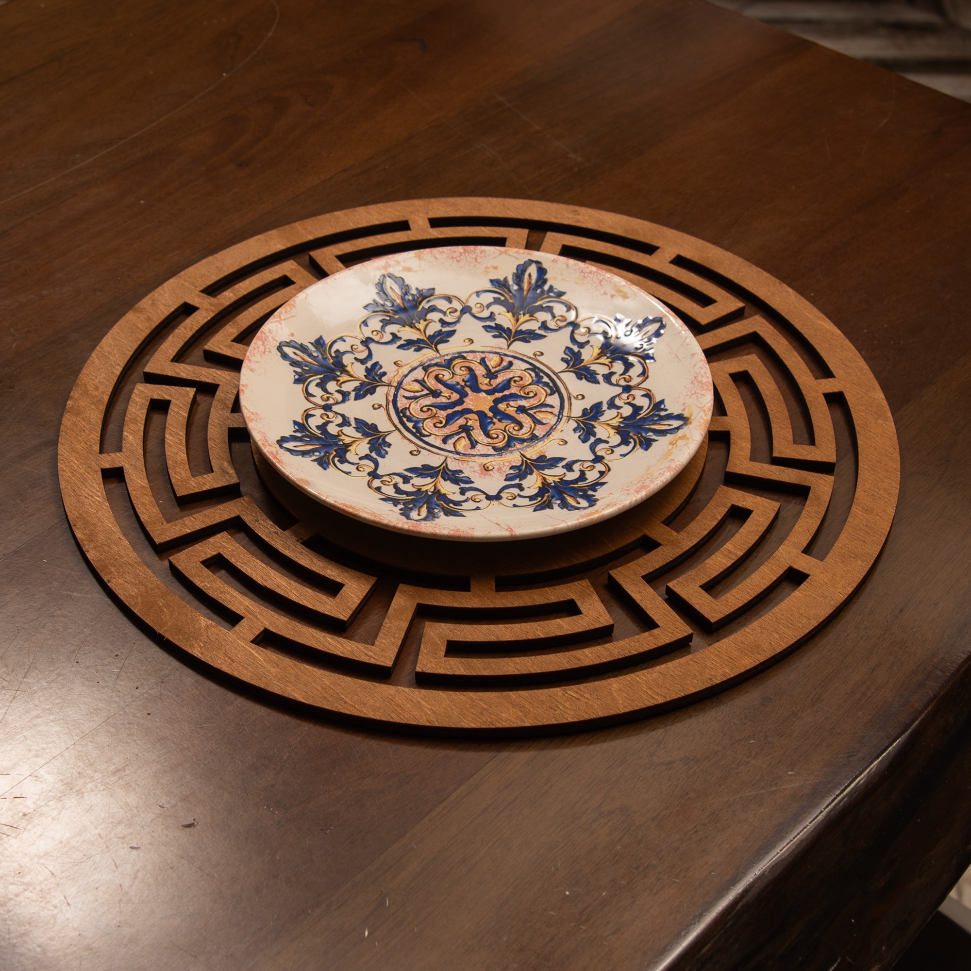 790PYN111420-201.jpg Labyrinth - Walnut – Дрвен сет на подлога за маса (4 парчиња) - Image 1