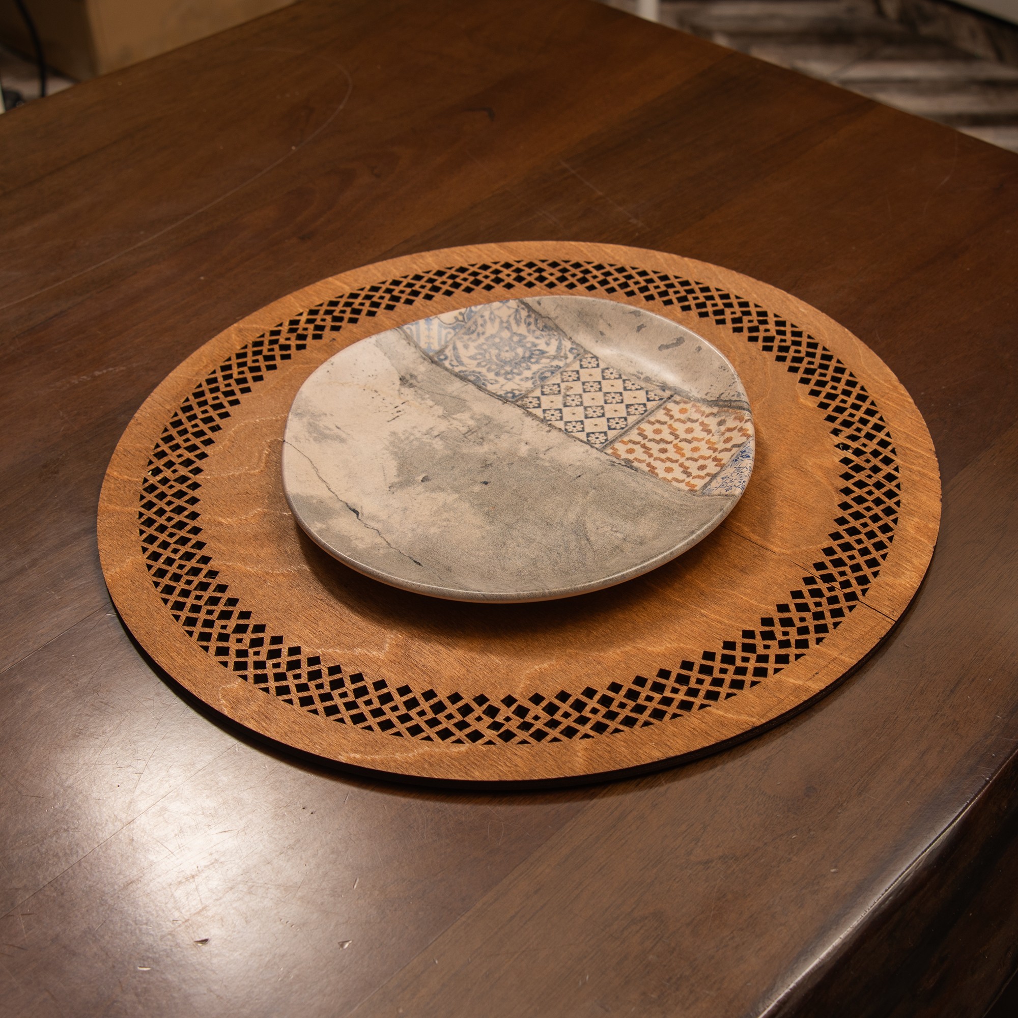 790PYN117820-201.jpg Seljuk - Walnut – Дрвен сет на подлога за маса (6 парчиња) - Image 1